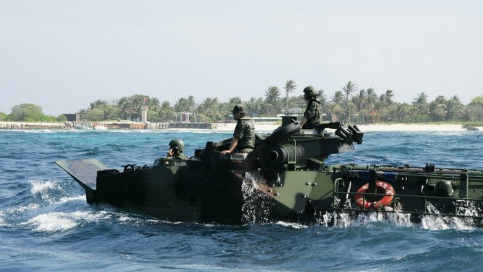 Thủy quân lục chiến Đài Loan trên xe lội nước AAV-7 tiến vào đảo Ba Bình